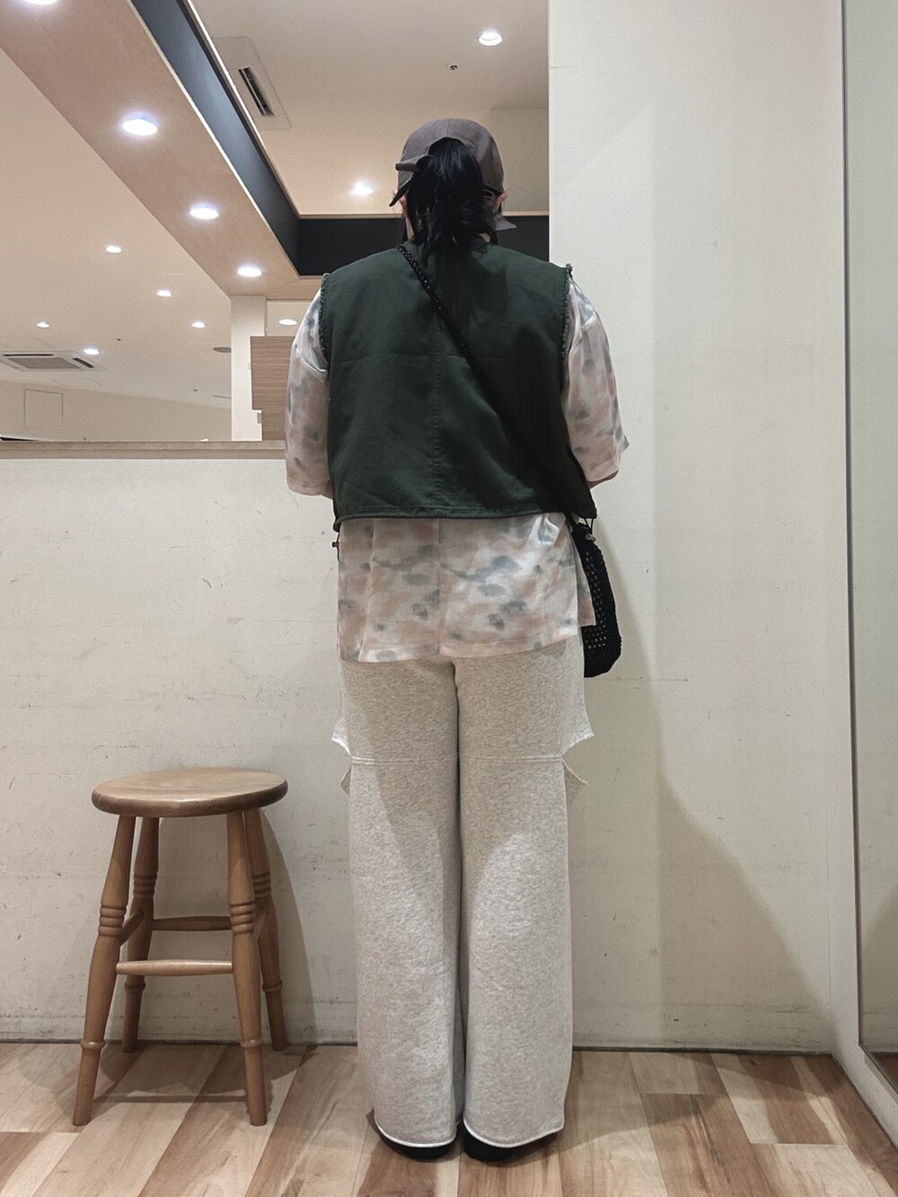 グリーン系のベスト、ベージュ系のシャツ/ブラウス、グレー系のその他パンツを着用したレディースの春コーディネートの3枚目の写真