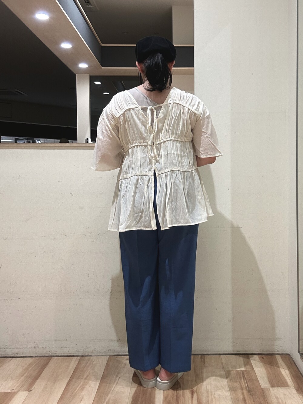 ホワイト系のシャツ/ブラウス、ホワイト系のハンドバッグ、ブルー系のその他パンツを着用したレディースの春コーディネートの3枚目の写真