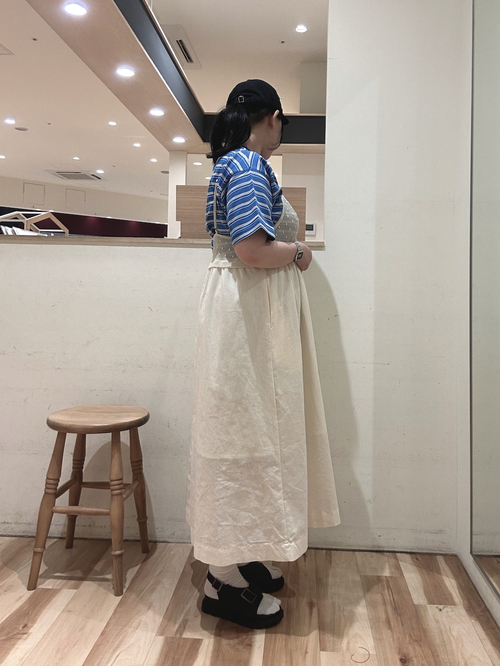 ブルー系のTシャツ/カットソー、ホワイト系のワンピースを着用したレディースの春コーディネートの2枚目の写真