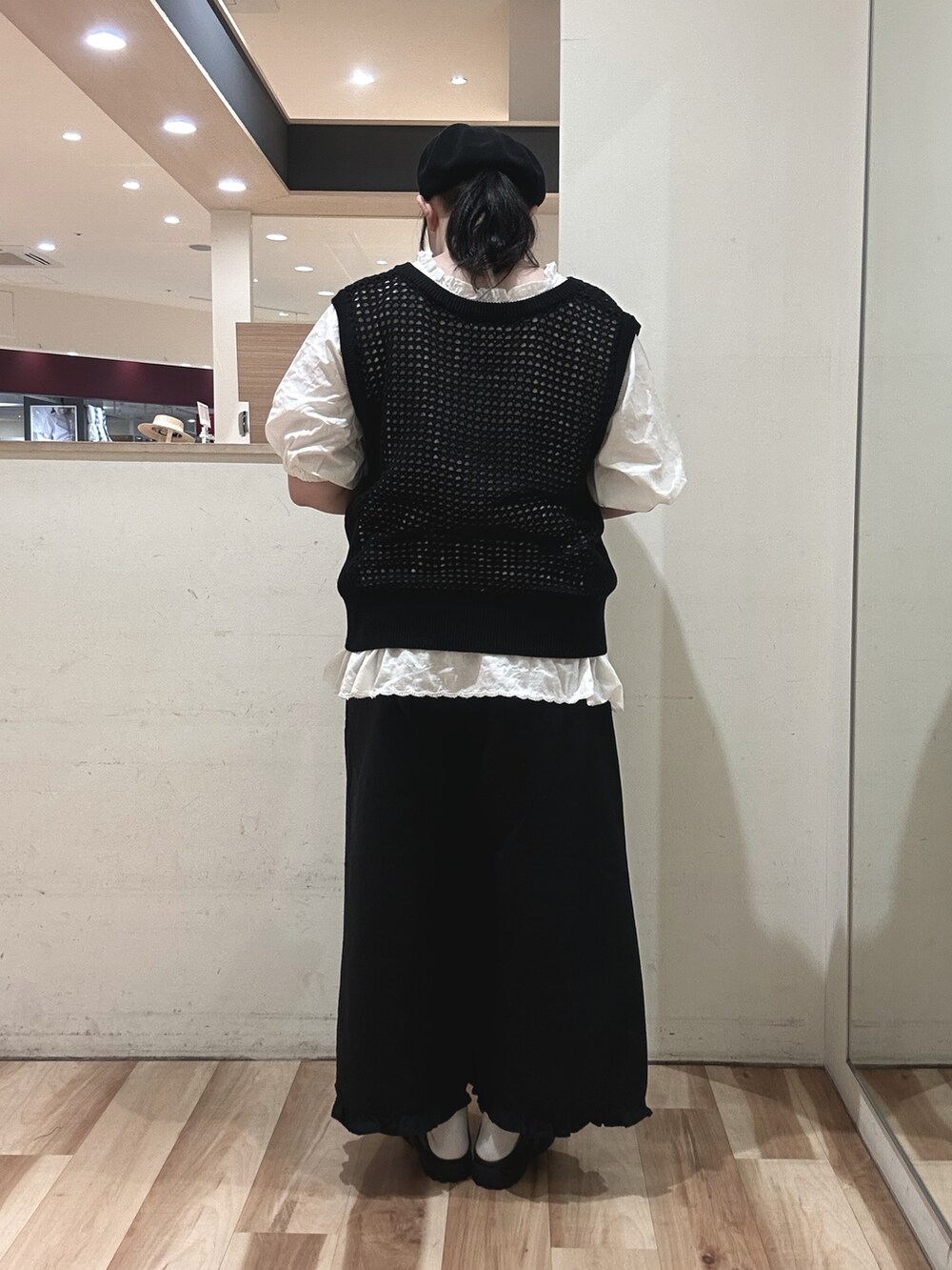 ホワイト系のハンドバッグ、ブラック系のドレスシューズ、ブラック系のその他パンツを着用したレディースの春コーディネートの3枚目の写真