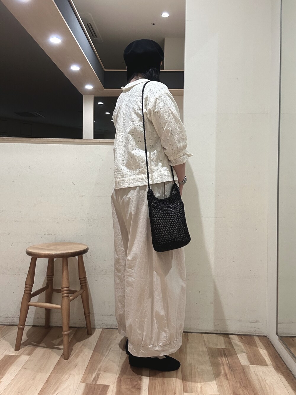 ブラック系のハンドバッグ、ホワイト系のその他パンツ、ホワイト系のノーカラージャケットを着用したレディースの春コーディネートの2枚目の写真