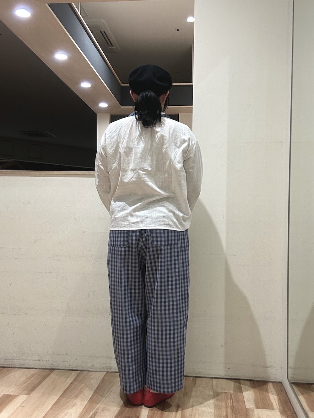 ベージュ系のトートバッグ、ブルー系のその他パンツ、レッド系のドレスシューズを着用したレディースの春コーディネートの3枚目の写真