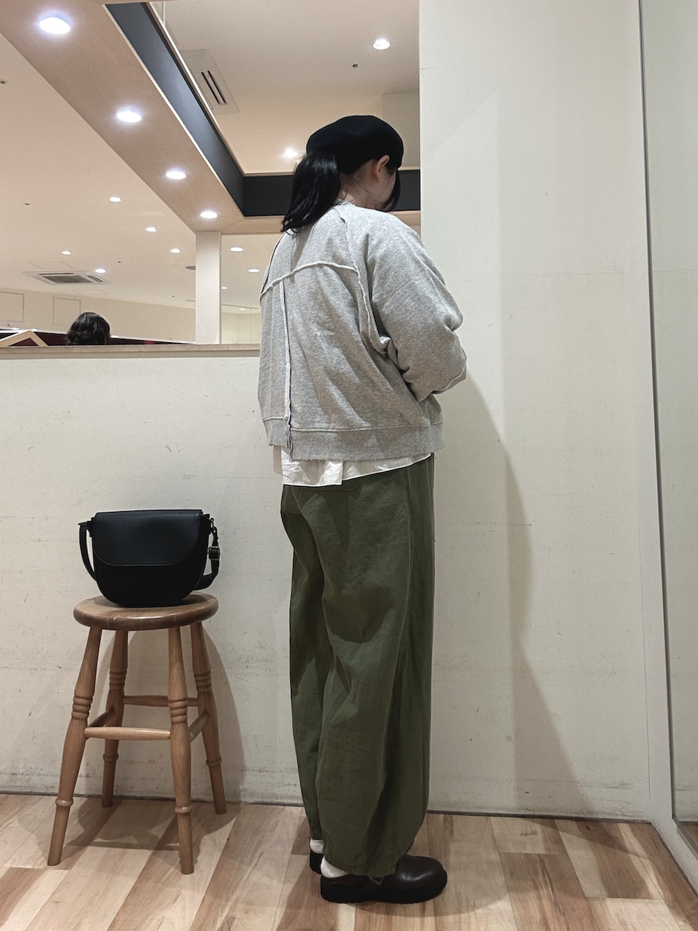 グレー系のTシャツ/カットソー、ホワイト系のシャツ/ブラウス、ブラック系のハンドバッグを着用したレディースの春コーディネートの2枚目の写真