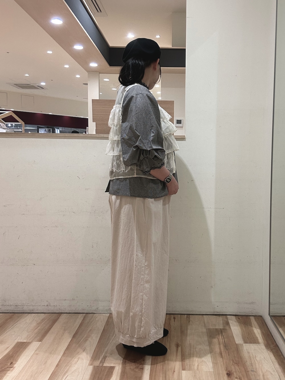 グレー系のシャツ/ブラウス、ホワイト系のその他パンツ、ブラック系のハンドバッグを着用したレディースの春コーディネートの2枚目の写真