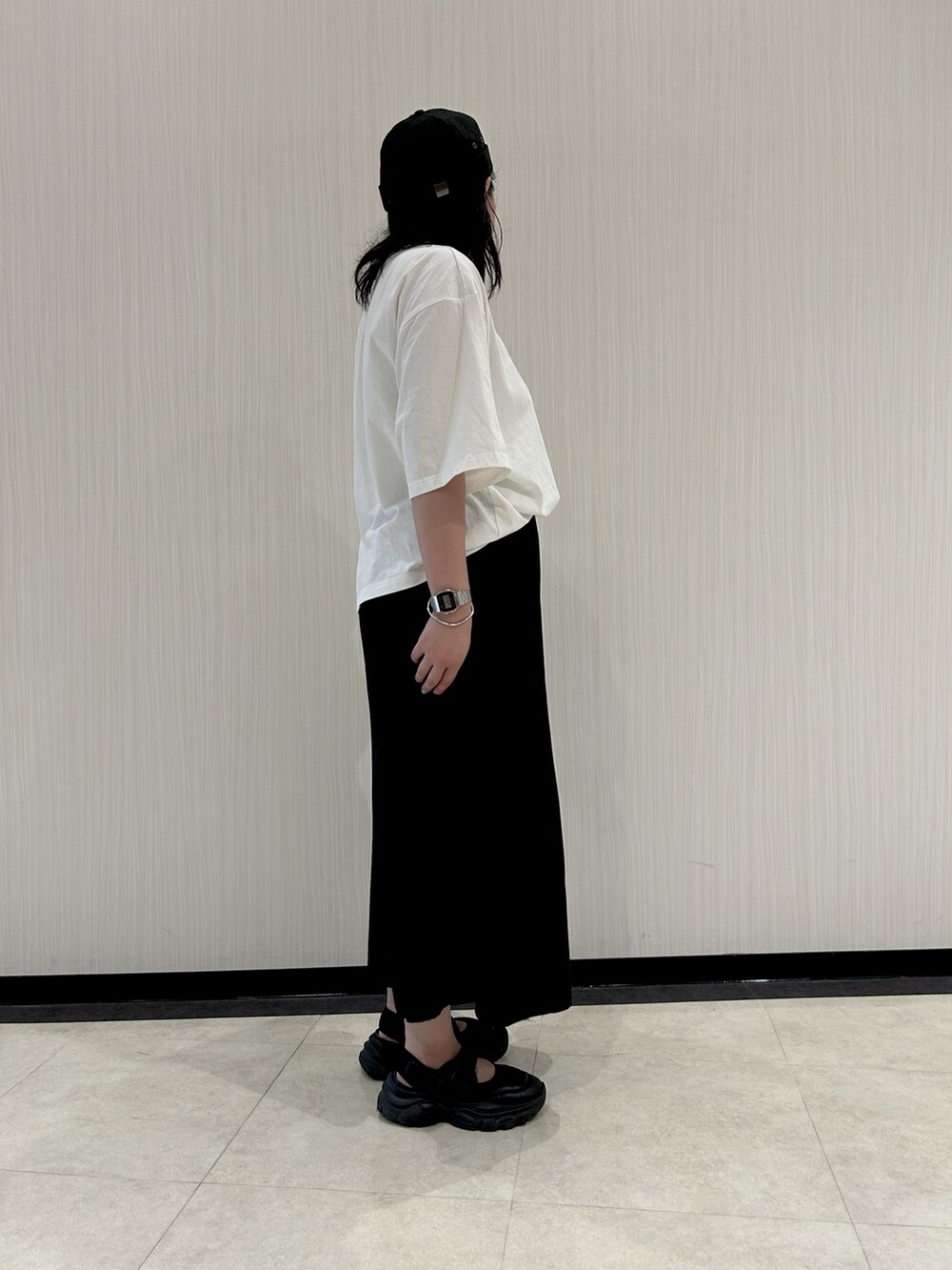 ホワイト系のTシャツ/カットソー、ブラック系のその他パンツ、ブラック系のサンダルを着用したレディースの夏コーディネートの3枚目の写真