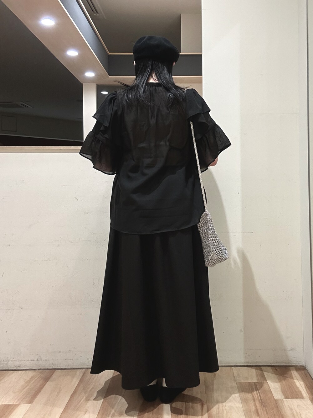 ブラック系のスカート、ブラック系のシャツ/ブラウスを着用したレディースの春コーディネートの3枚目の写真