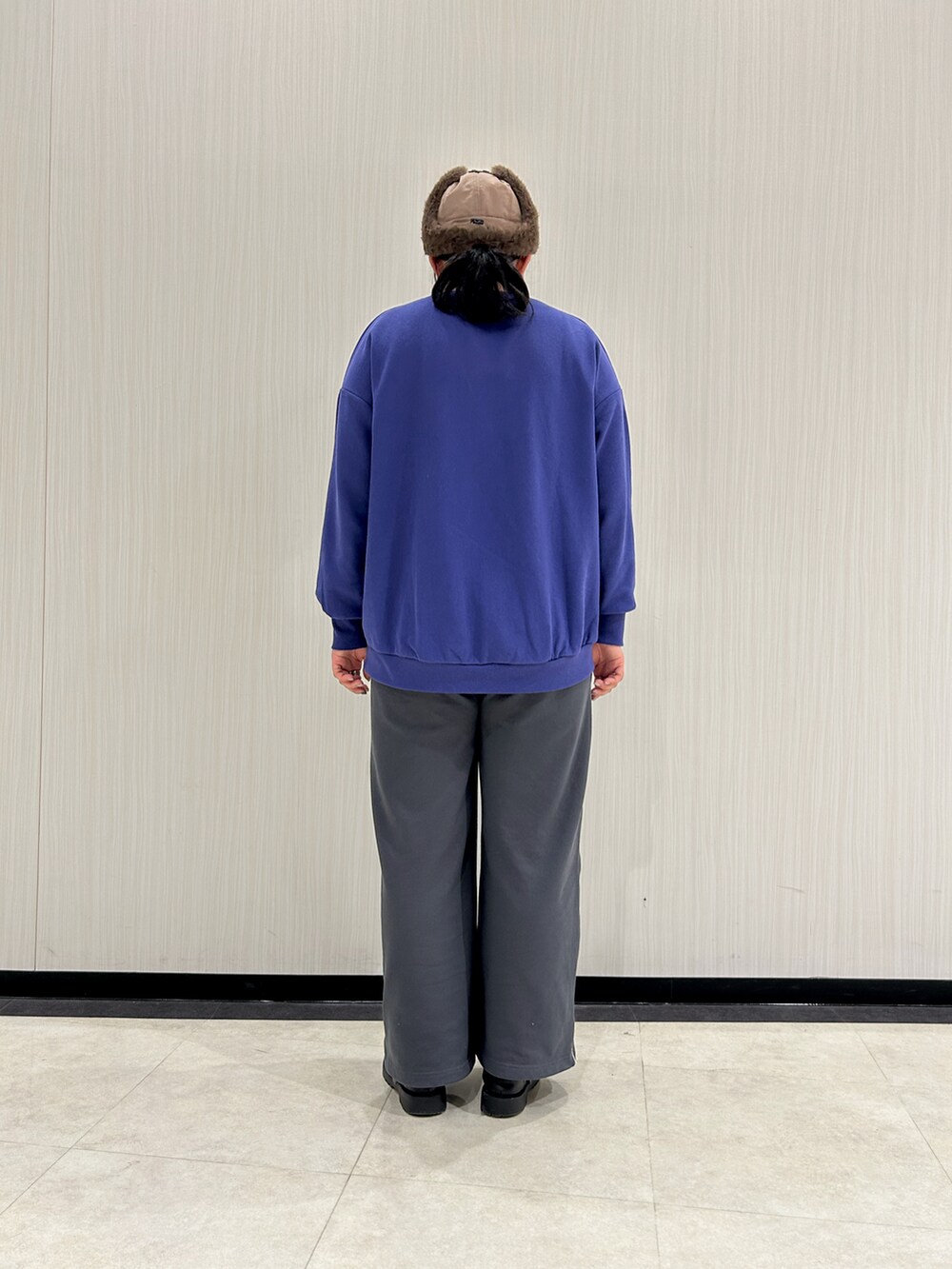 ブルー系のTシャツ/カットソー、ブラック系のその他シューズ、グレー系のその他パンツを着用したレディースの秋コーディネートの3枚目の写真