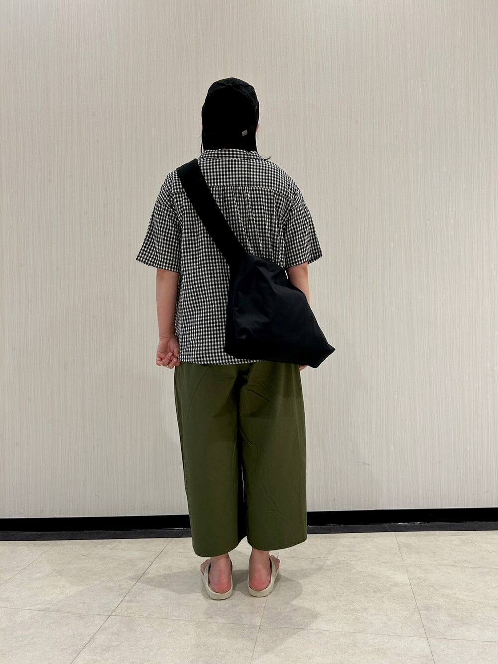 ブラック系のシャツ/ブラウス、グレー系のTシャツ/カットソー、ブラック系のハンドバッグを着用したレディースの夏コーディネートの4枚目の写真