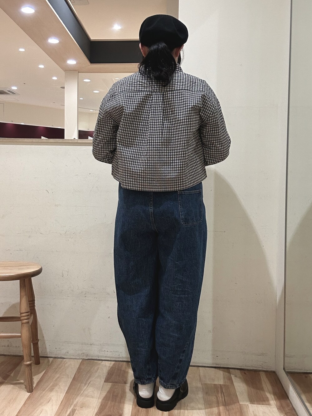 ブラック系のハンドバッグ、ブルー系のその他パンツ、ブラック系のドレスシューズを着用したレディースの春コーディネートの3枚目の写真