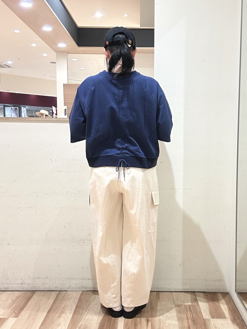 ベージュ系のその他パンツ、ブルー系のTシャツ/カットソーを着用したレディースの春コーディネートの3枚目の写真