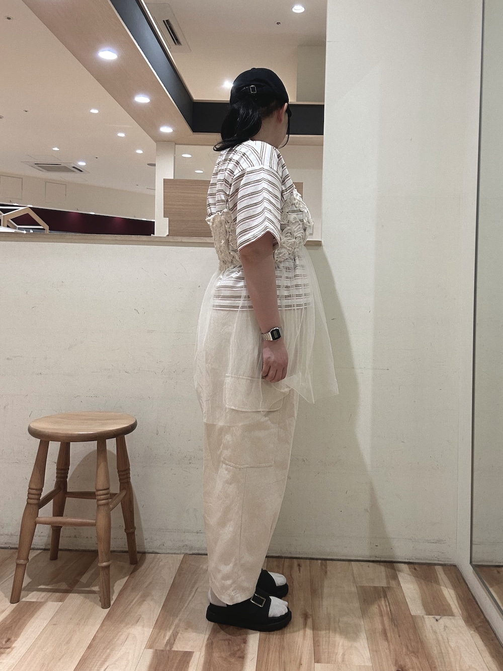 ベージュ系のその他パンツ、ホワイト系のチュニック、ホワイト系のTシャツ/カットソーを着用したレディースの春コーディネートの2枚目の写真