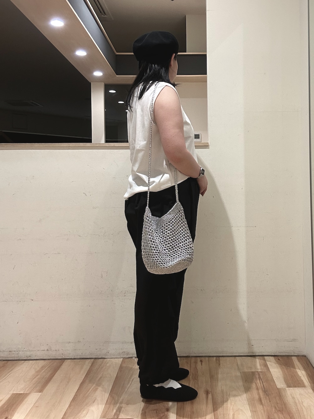 ブラック系のその他パンツ、ホワイト系のTシャツ/カットソーを着用したレディースの春コーディネートの2枚目の写真