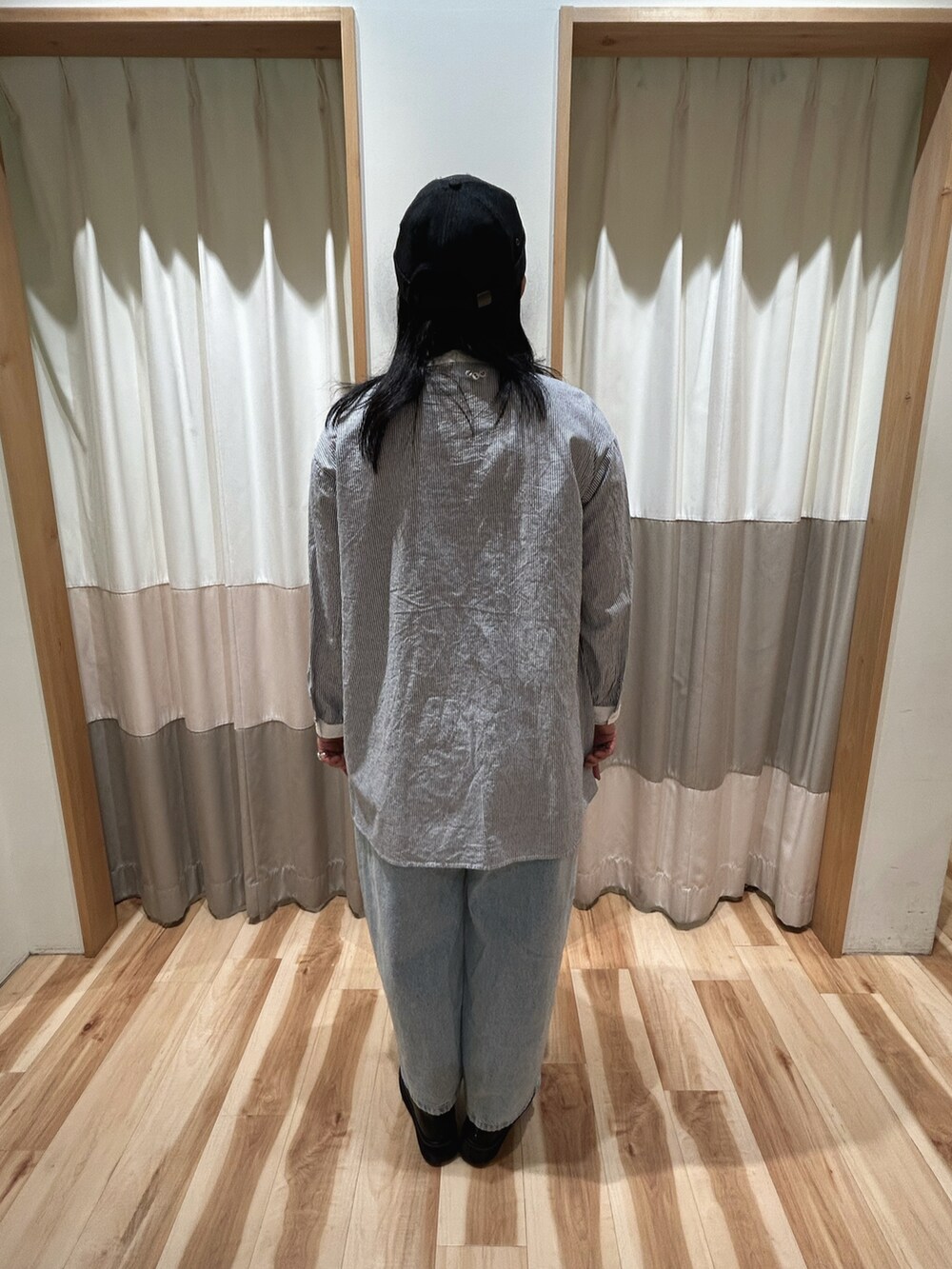 ブルー系のその他パンツ、ブルー系のシャツ/ブラウスを着用したレディースの冬コーディネートの3枚目の写真