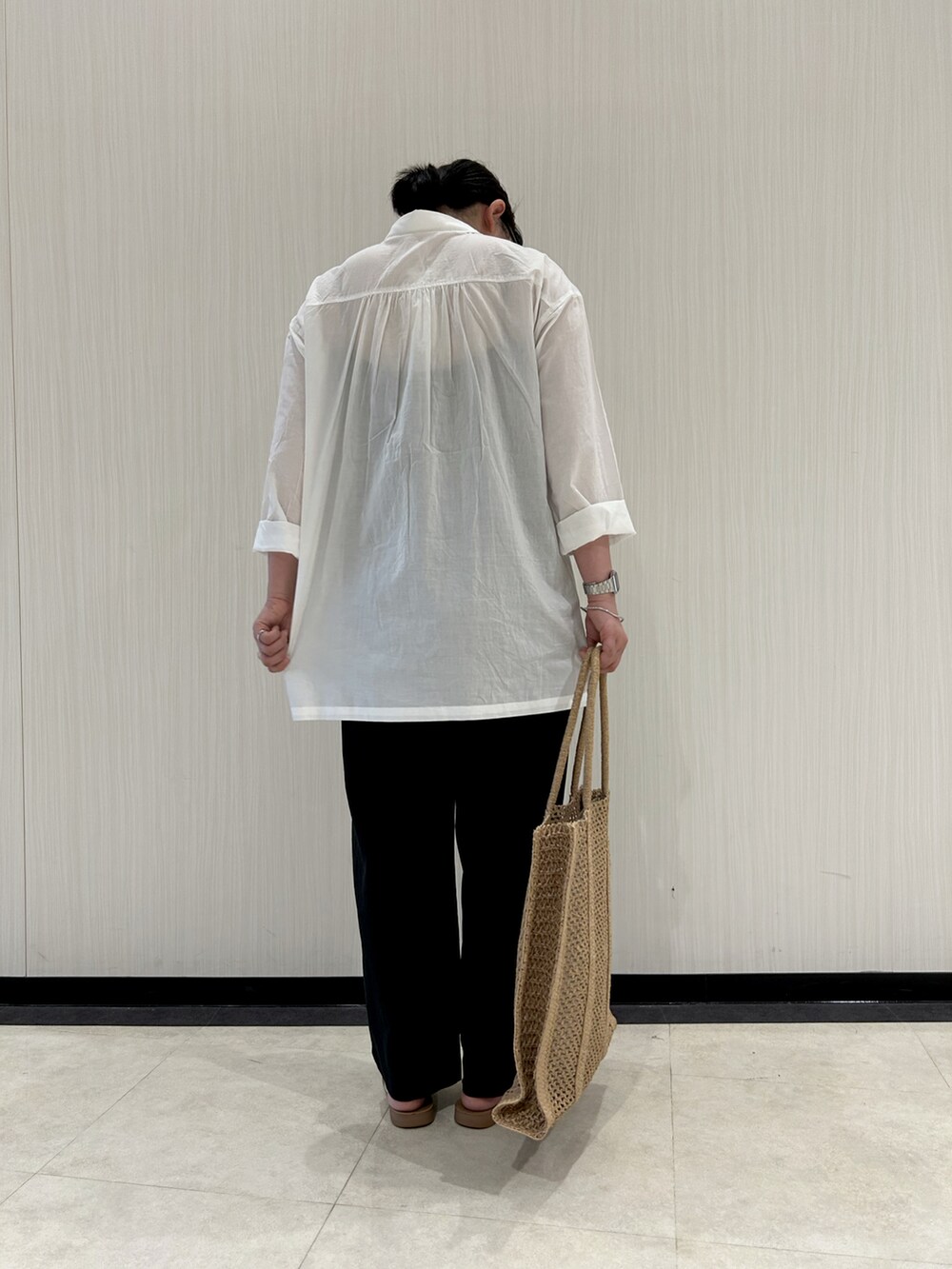 ホワイト系のシャツ/ブラウス、ブラック系のその他パンツ、ベージュ系のハンドバッグを着用したレディースの春コーディネートの3枚目の写真