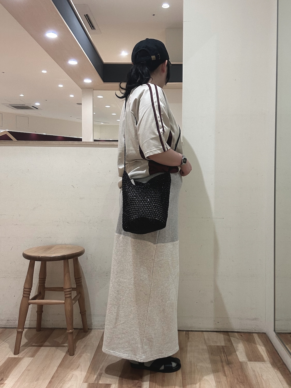 ベージュ系のTシャツ/カットソー、グレー系のスカートを着用したレディースの春コーディネートの2枚目の写真