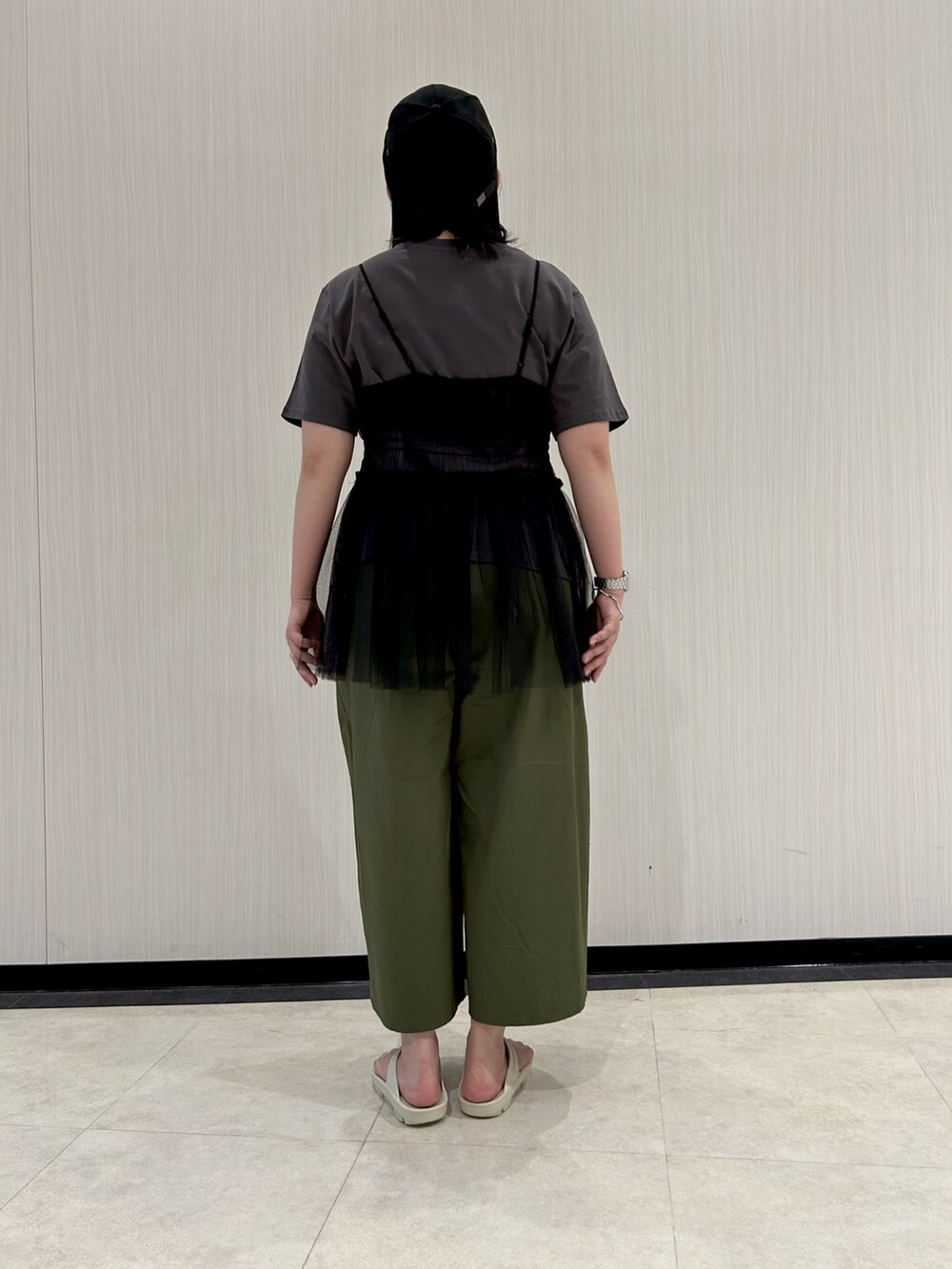 グレー系のTシャツ/カットソー、グリーン系のその他パンツ、ホワイト系のサンダルを着用したレディースの夏コーディネートの3枚目の写真