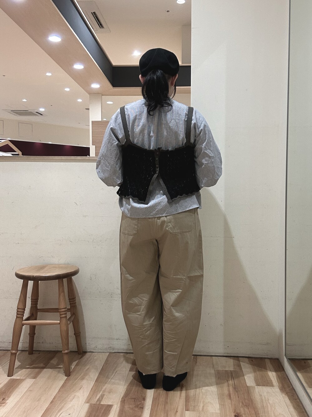 ブラック系のハンドバッグ、ブラック系のドレスシューズ、ブラック系のベストを着用したレディースの春コーディネートの3枚目の写真