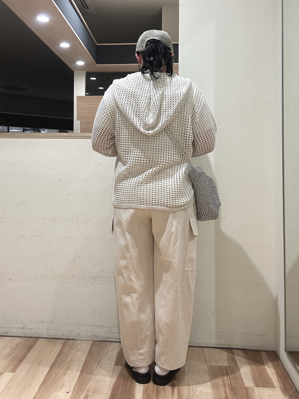 ホワイト系のTシャツ/カットソー、ホワイト系のカーディガン/ボレロ、ベージュ系のその他パンツを着用したレディースの春コーディネートの3枚目の写真