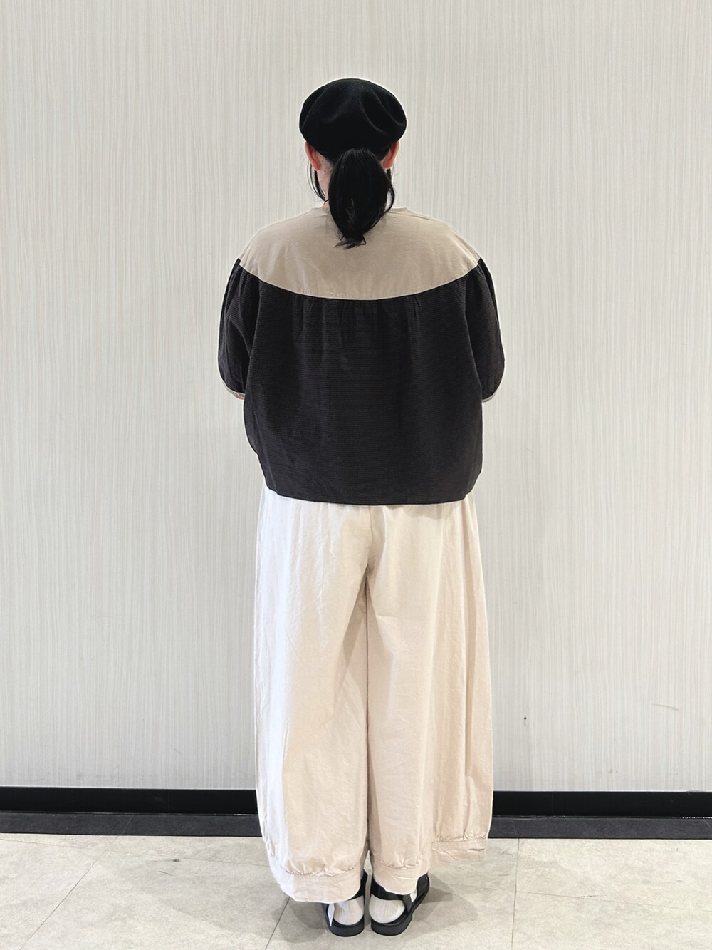 ブラウン系のシャツ/ブラウス、ホワイト系のその他パンツ、ブラック系のサンダルを着用したレディースの春コーディネートの3枚目の写真