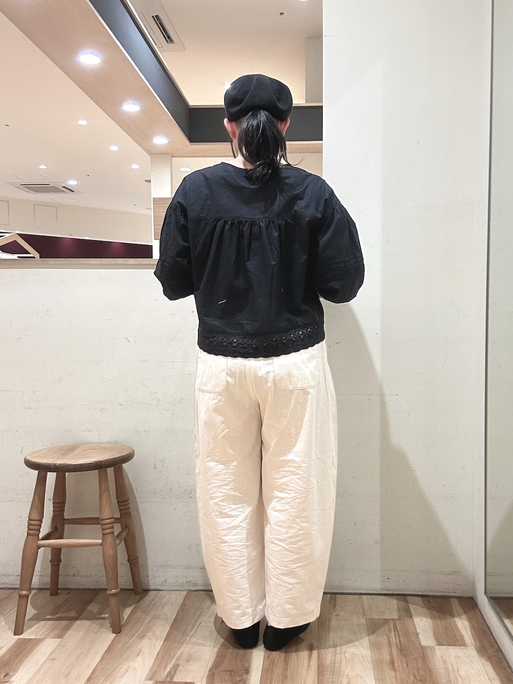 ブラック系のシャツ/ブラウス、ブラック系のハンドバッグ、ブラック系のドレスシューズを着用したレディースの春コーディネートの3枚目の写真