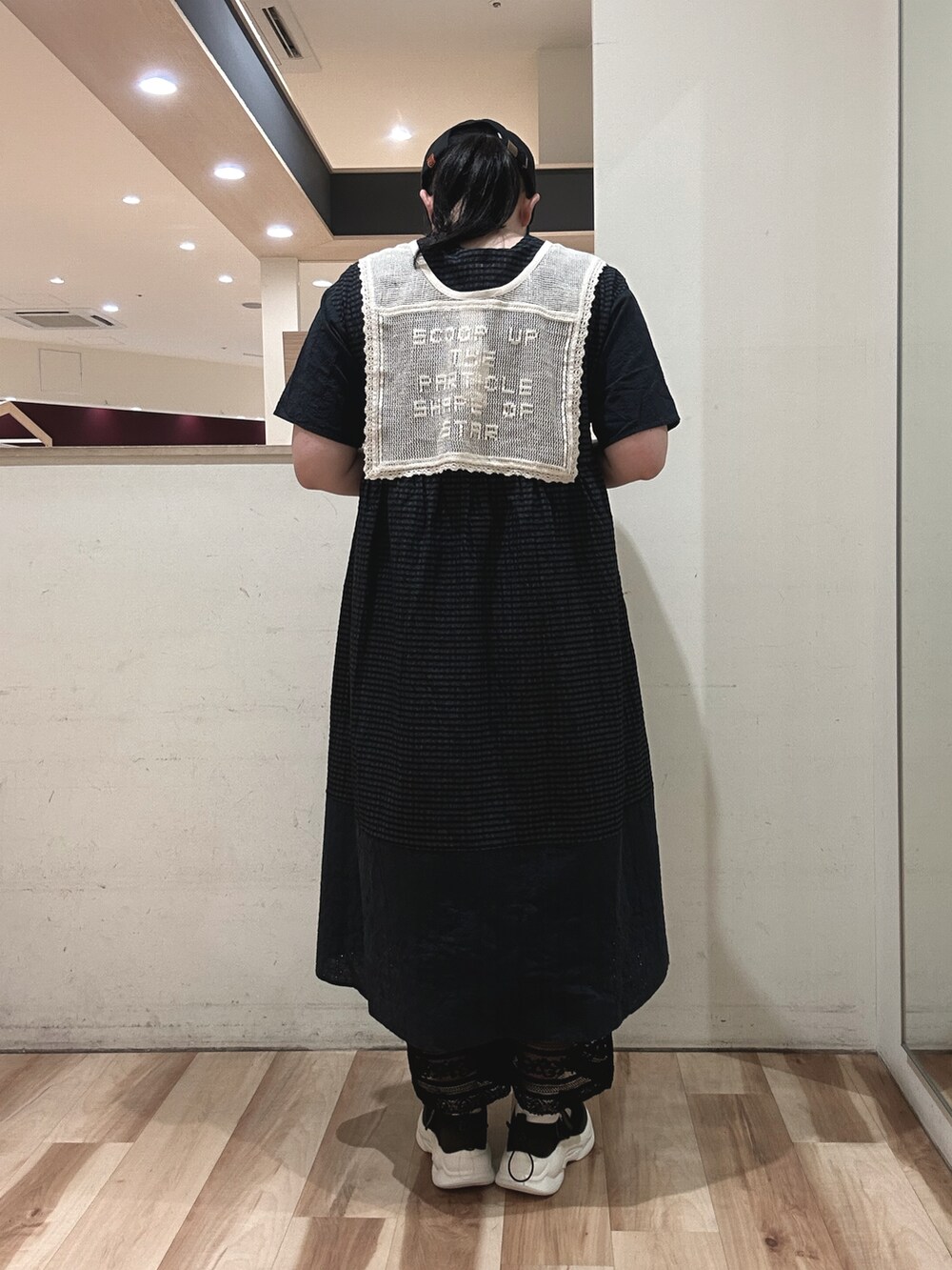 ブラック系のワンピース、ブラック系のその他パンツ、ブラック系のスニーカーを着用したレディースの春コーディネートの3枚目の写真