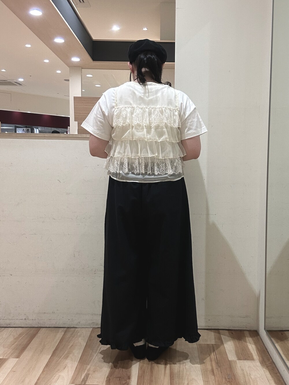 ブラック系のその他パンツ、ブラック系のハンドバッグ、ブラック系のドレスシューズを着用したレディースの春コーディネートの3枚目の写真