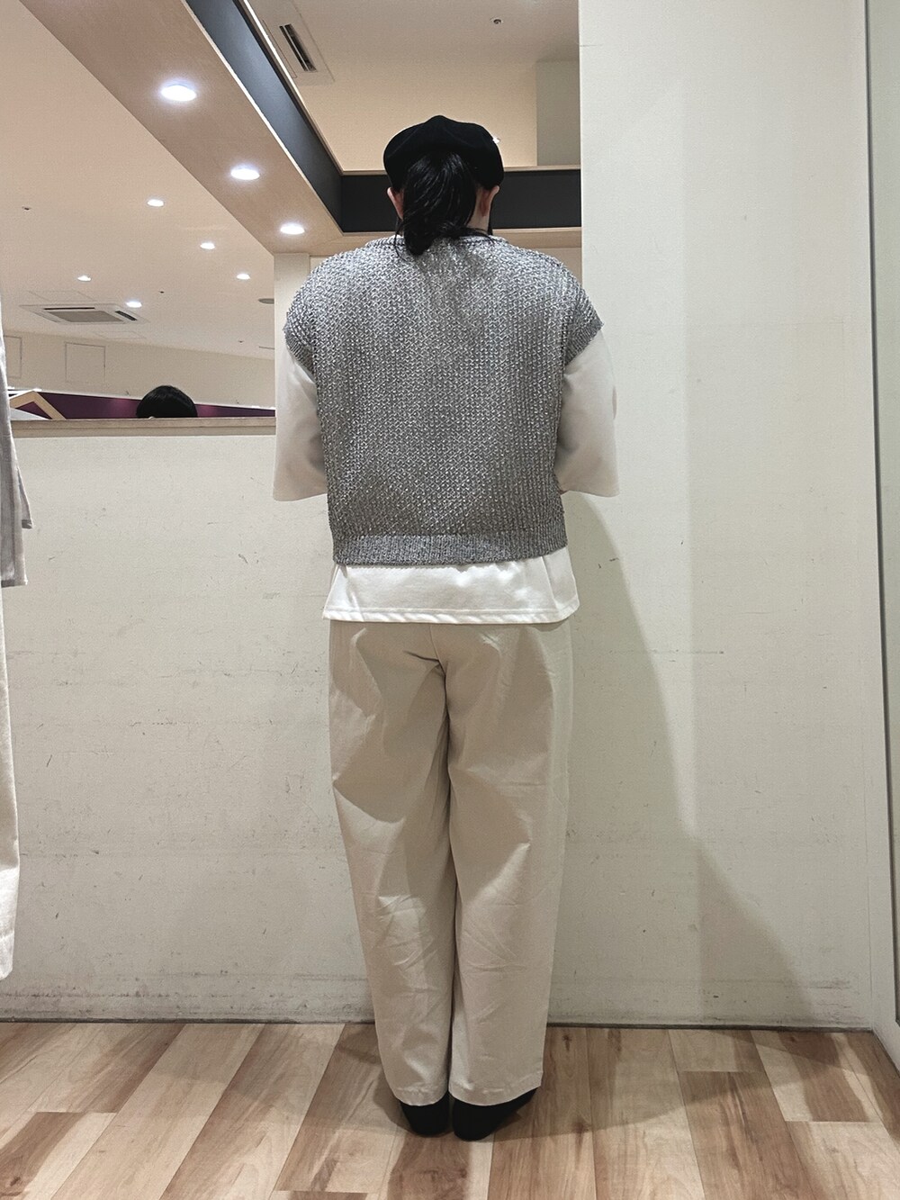 グレー系のニット/セーター、ホワイト系のTシャツ/カットソー、ベージュ系のその他パンツを着用したレディースの春コーディネートの3枚目の写真