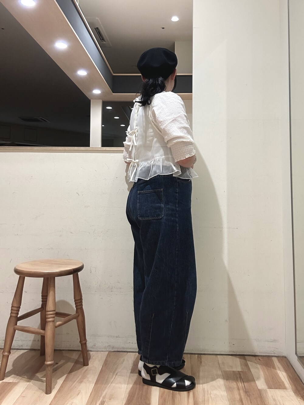 ブルー系のその他パンツ、ブラック系のサンダル、ホワイト系のTシャツ/カットソーを着用したレディースの春コーディネートの2枚目の写真