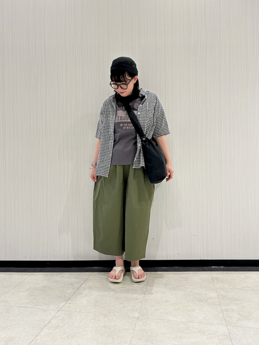 ブラック系のシャツ/ブラウス、グレー系のTシャツ/カットソー、ブラック系のハンドバッグを着用したレディースの夏コーディネートの2枚目の写真