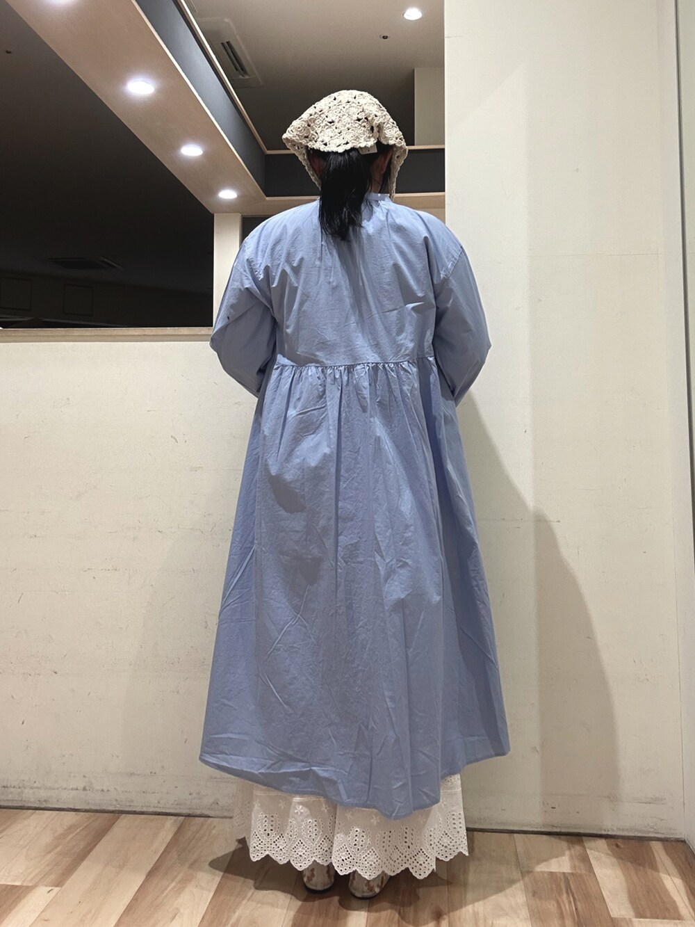 ホワイト系のその他パンツ、ベージュ系のドレスシューズ、ブルー系のワンピースを着用したレディースの春コーディネートの3枚目の写真