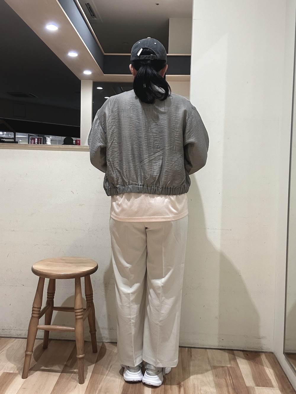 ピンク系のTシャツ/カットソー、ブラック系のハンドバッグ、シルバー系のドレスシューズを着用したレディースの春コーディネートの3枚目の写真