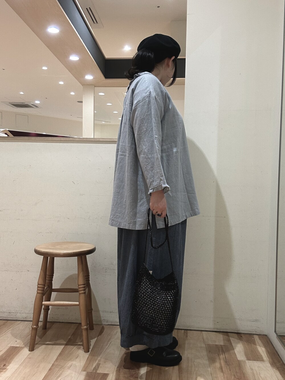 ブルー系のシャツ/ブラウス、ブルー系のその他パンツ、ブラック系のドレスシューズを着用したレディースの春コーディネートの2枚目の写真