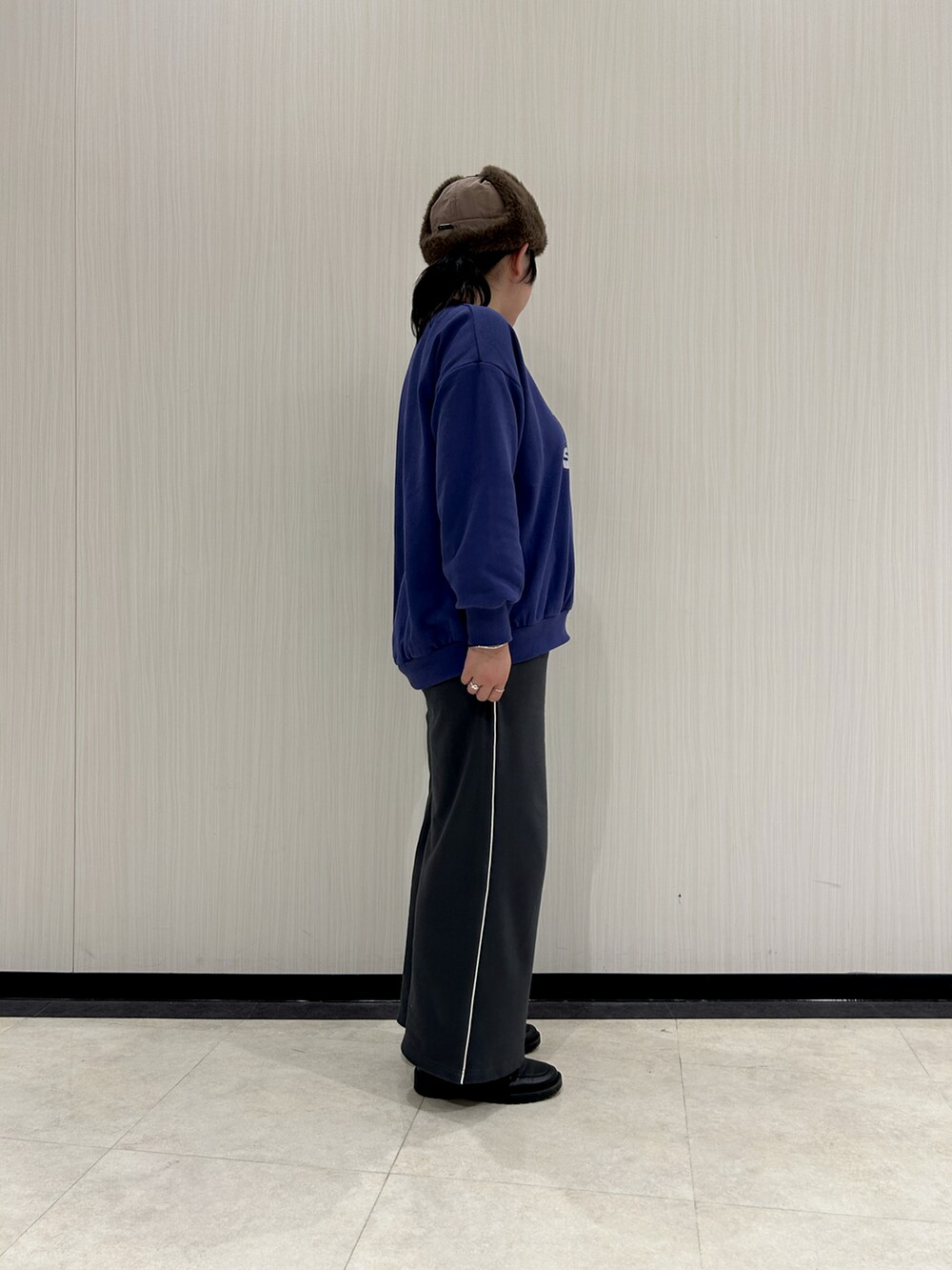 ブルー系のTシャツ/カットソー、ブラック系のその他シューズ、グレー系のその他パンツを着用したレディースの秋コーディネートの2枚目の写真