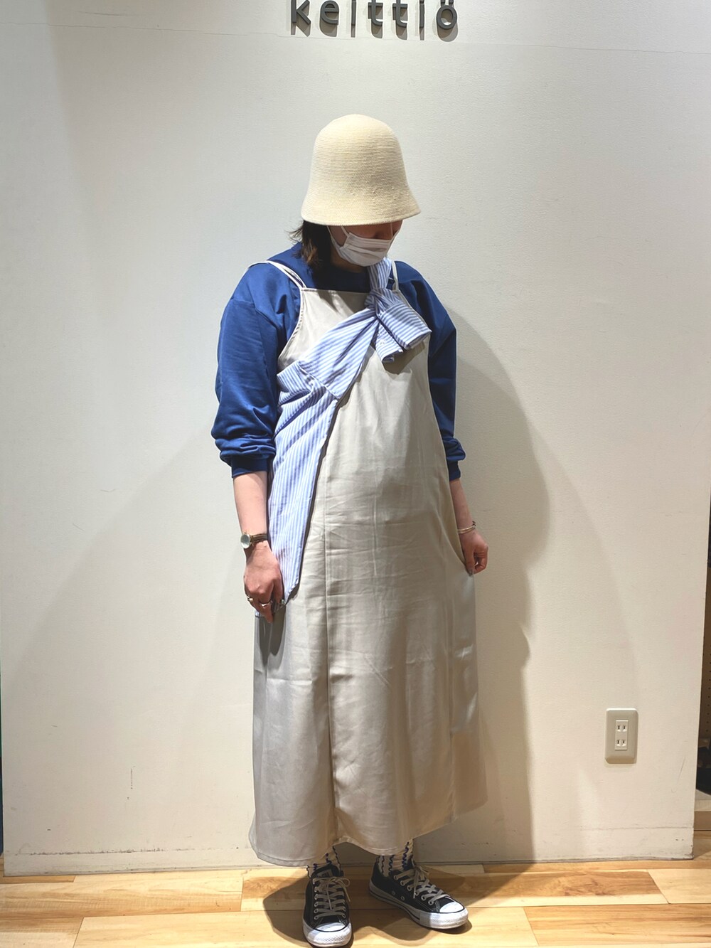 ブルー系のTシャツ/カットソー、ベージュ系のワンピース、ブルー系のシャツ/ブラウスを着用したレディースの春コーディネートの2枚目の写真