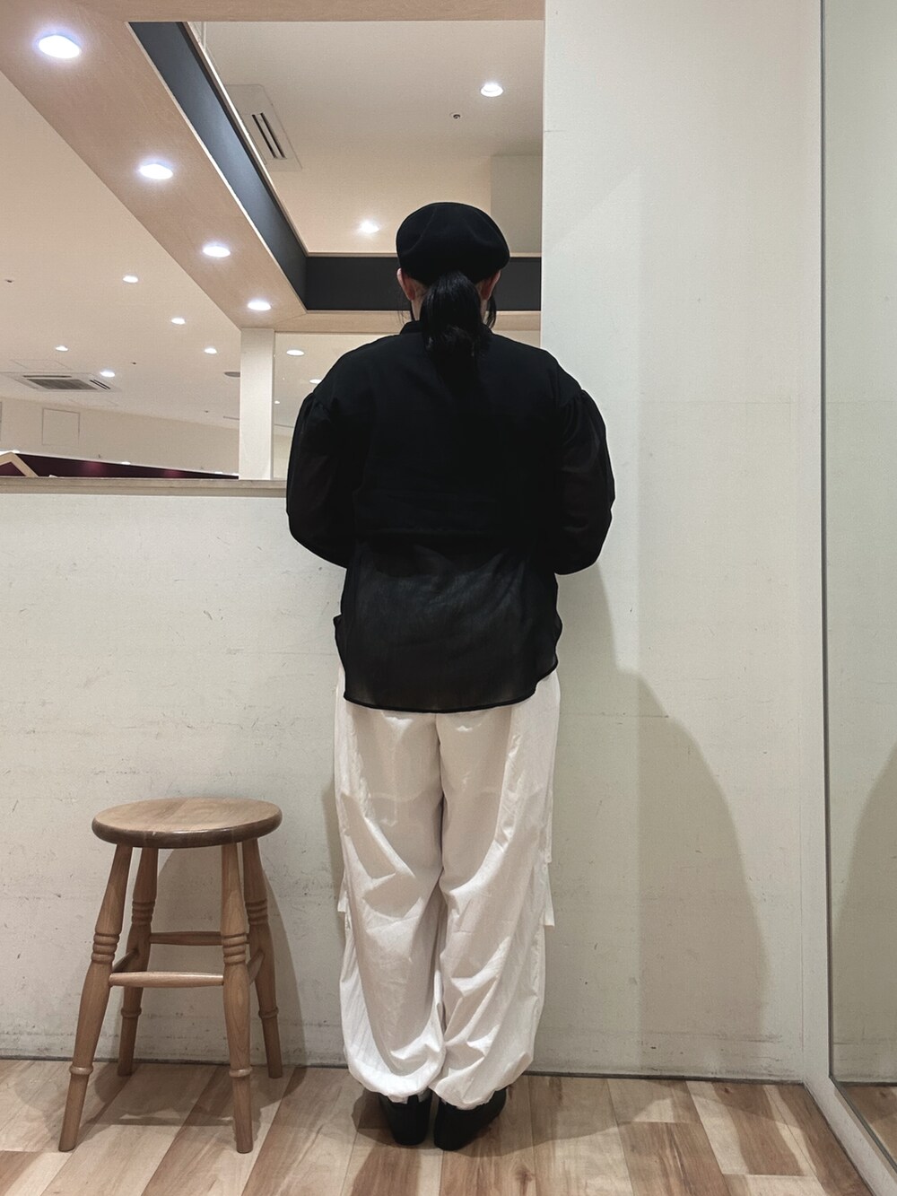 ブラック系のシャツ/ブラウス、ホワイト系のその他パンツを着用したレディースの春コーディネートの3枚目の写真