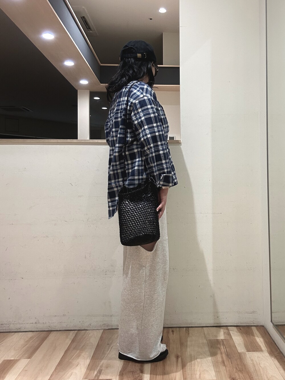 グレー系のその他パンツ、ブルー系のシャツ/ブラウス、ホワイト系のTシャツ/カットソーを着用したレディースの春コーディネートの2枚目の写真