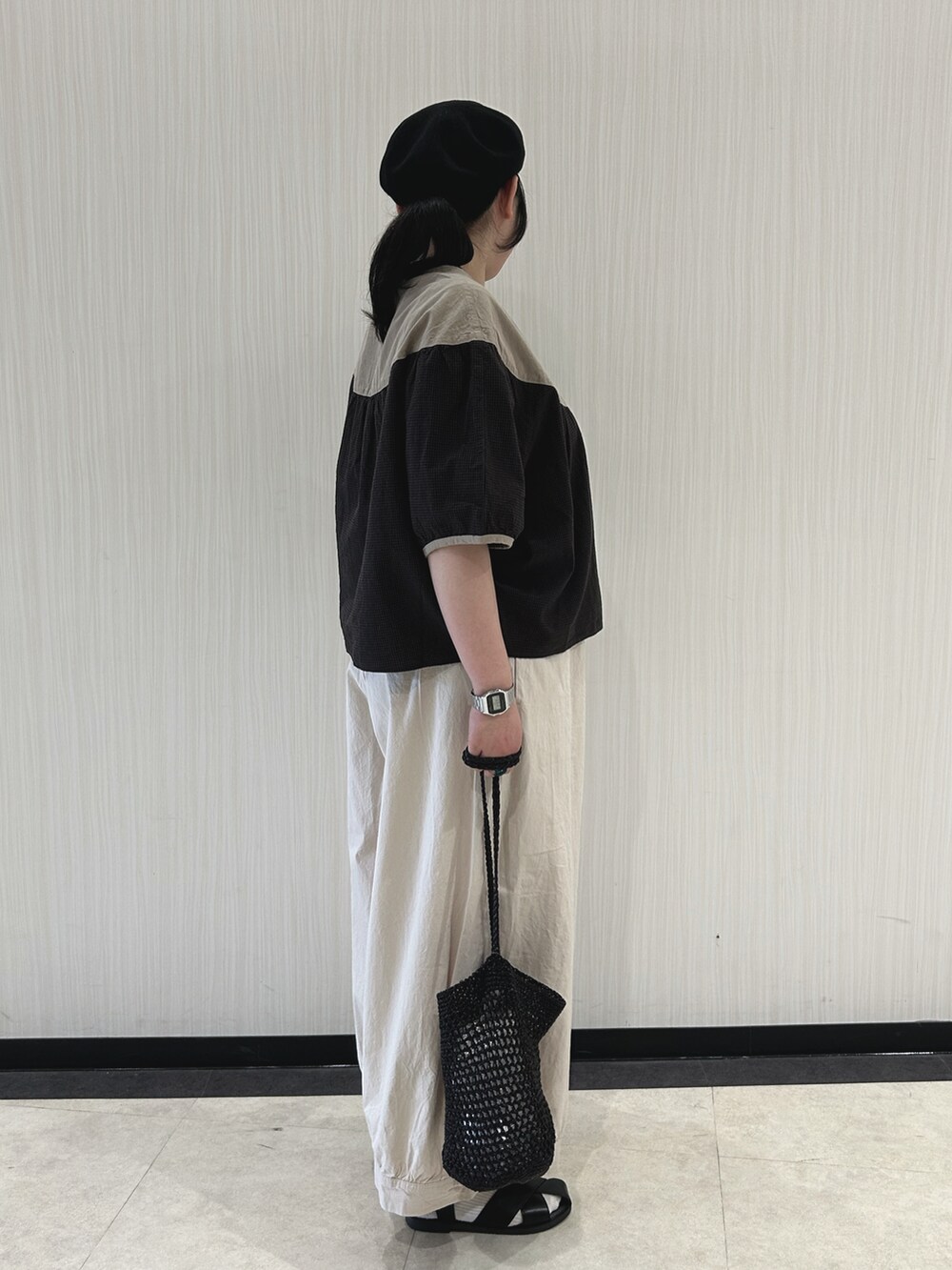 ブラウン系のシャツ/ブラウス、ホワイト系のその他パンツ、ブラック系のサンダルを着用したレディースの春コーディネートの2枚目の写真