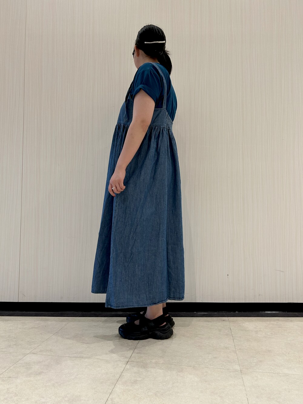 ブルー系のTシャツ/カットソー、ブルー系のワンピース、ブラック系のサンダルを着用したレディースの夏コーディネートの4枚目の写真