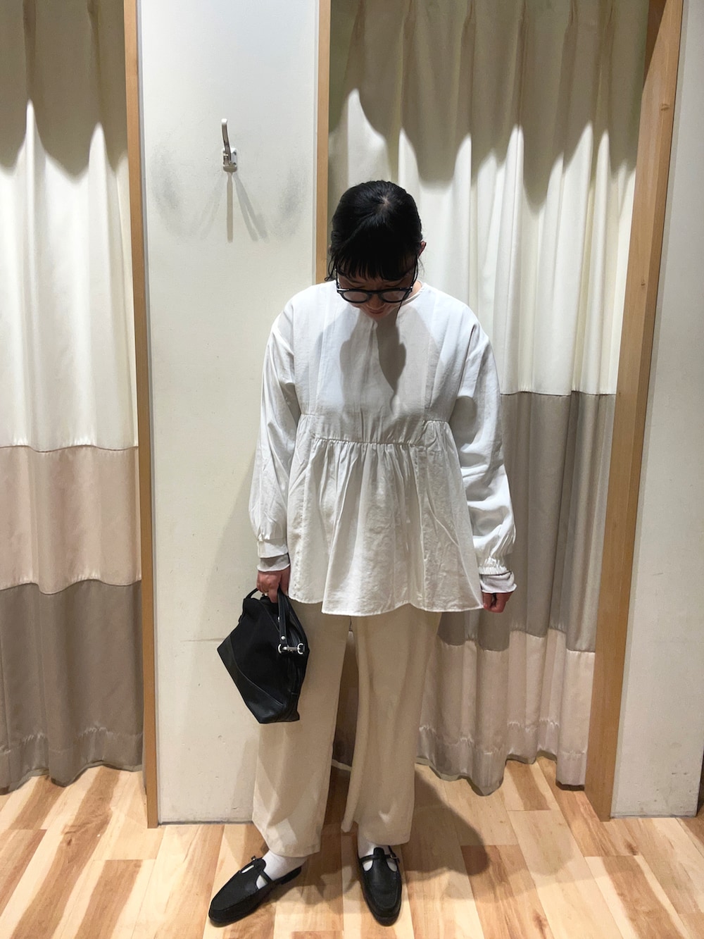 グレー系のTシャツ/カットソー、ブラック系のバッグ、ベージュ系のその他パンツを着用したレディースの春コーディネートの2枚目の写真