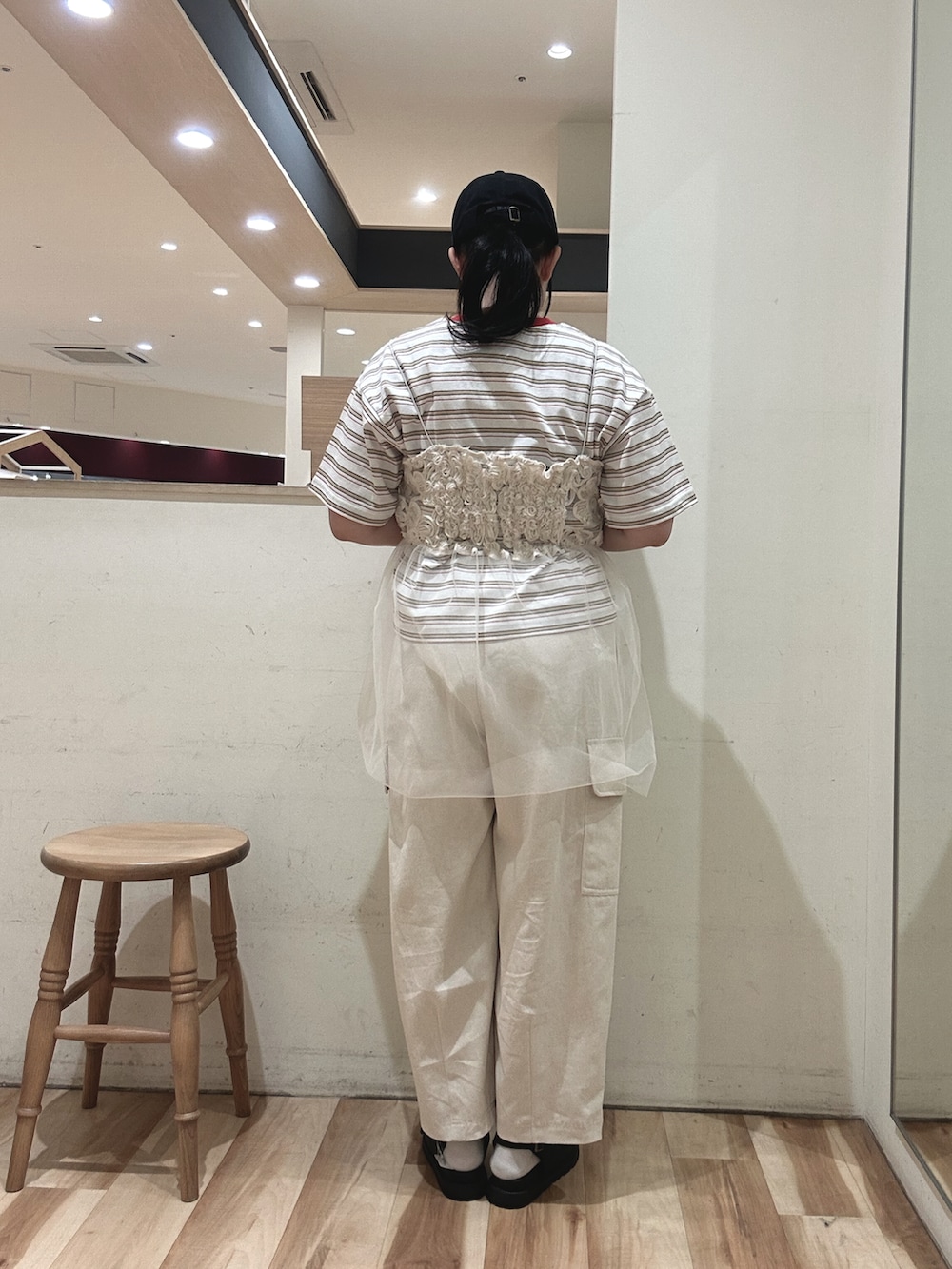 ベージュ系のその他パンツ、ホワイト系のチュニック、ホワイト系のTシャツ/カットソーを着用したレディースの春コーディネートの3枚目の写真