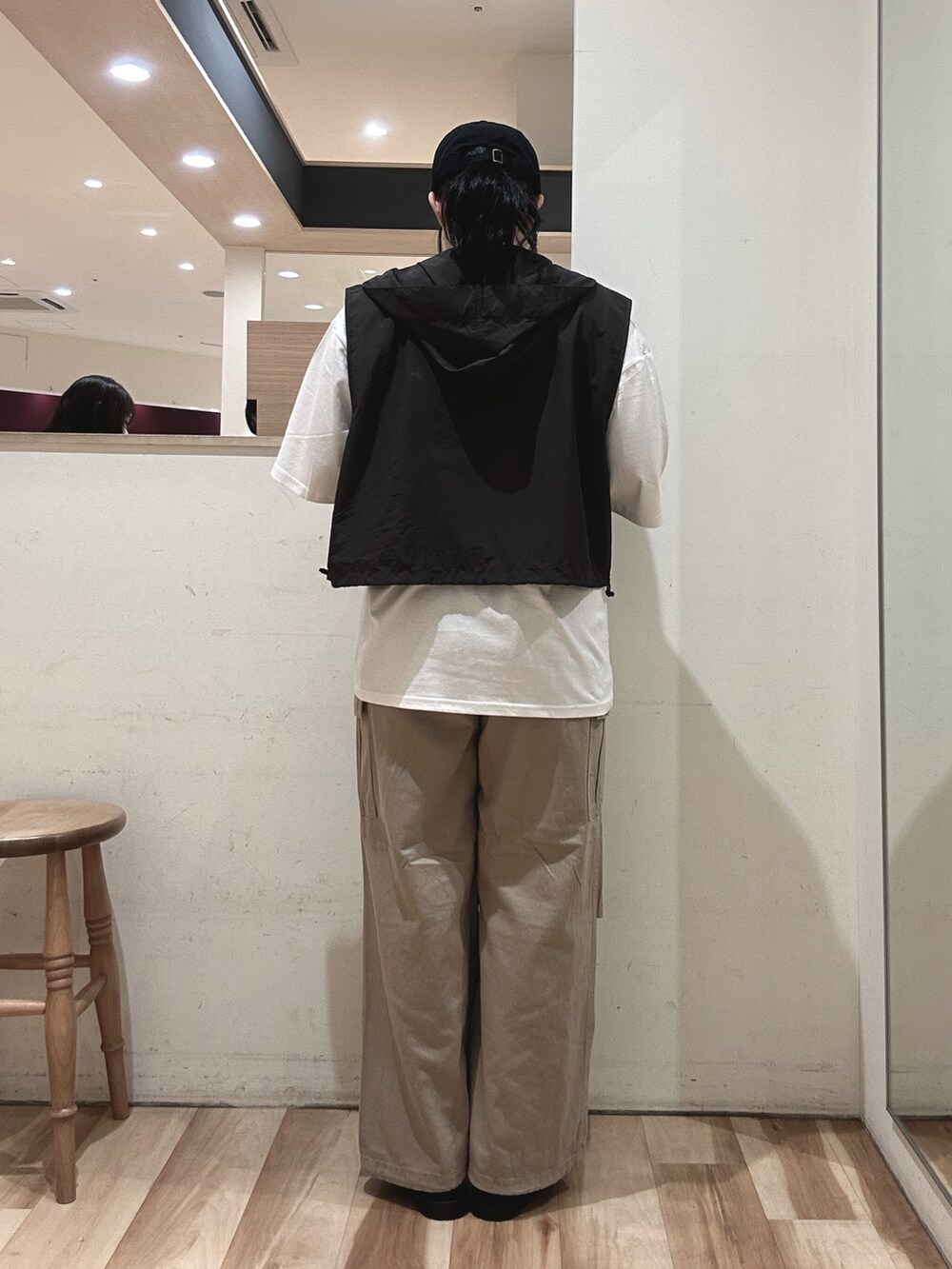 ホワイト系のTシャツ/カットソー、ベージュ系のその他パンツ、グレー系のベストを着用したレディースの春コーディネートの3枚目の写真