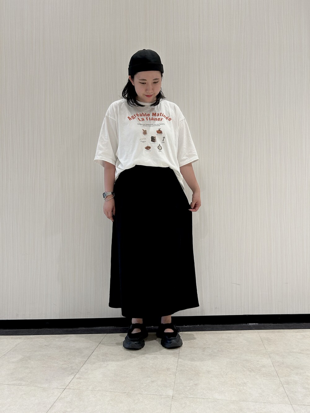 ホワイト系のTシャツ/カットソー、ブラック系のその他パンツ、ブラック系のサンダルを着用したレディースの夏コーディネートの2枚目の写真