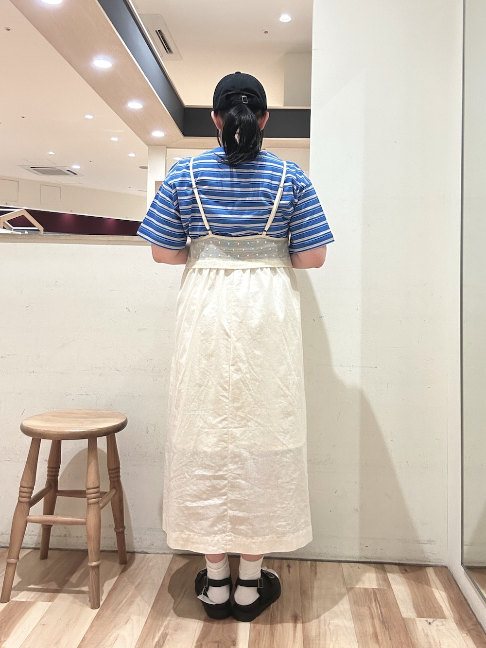 ブルー系のTシャツ/カットソー、ホワイト系のワンピースを着用したレディースの春コーディネートの3枚目の写真