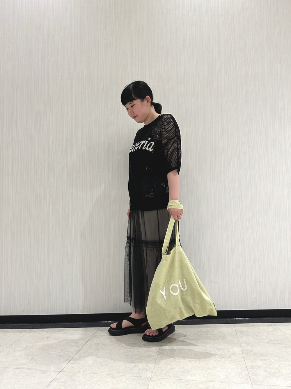 ブラック系のニット/セーター、ブラック系のスカート、ベージュ系のその他パンツを着用したレディースの春コーディネートの2枚目の写真