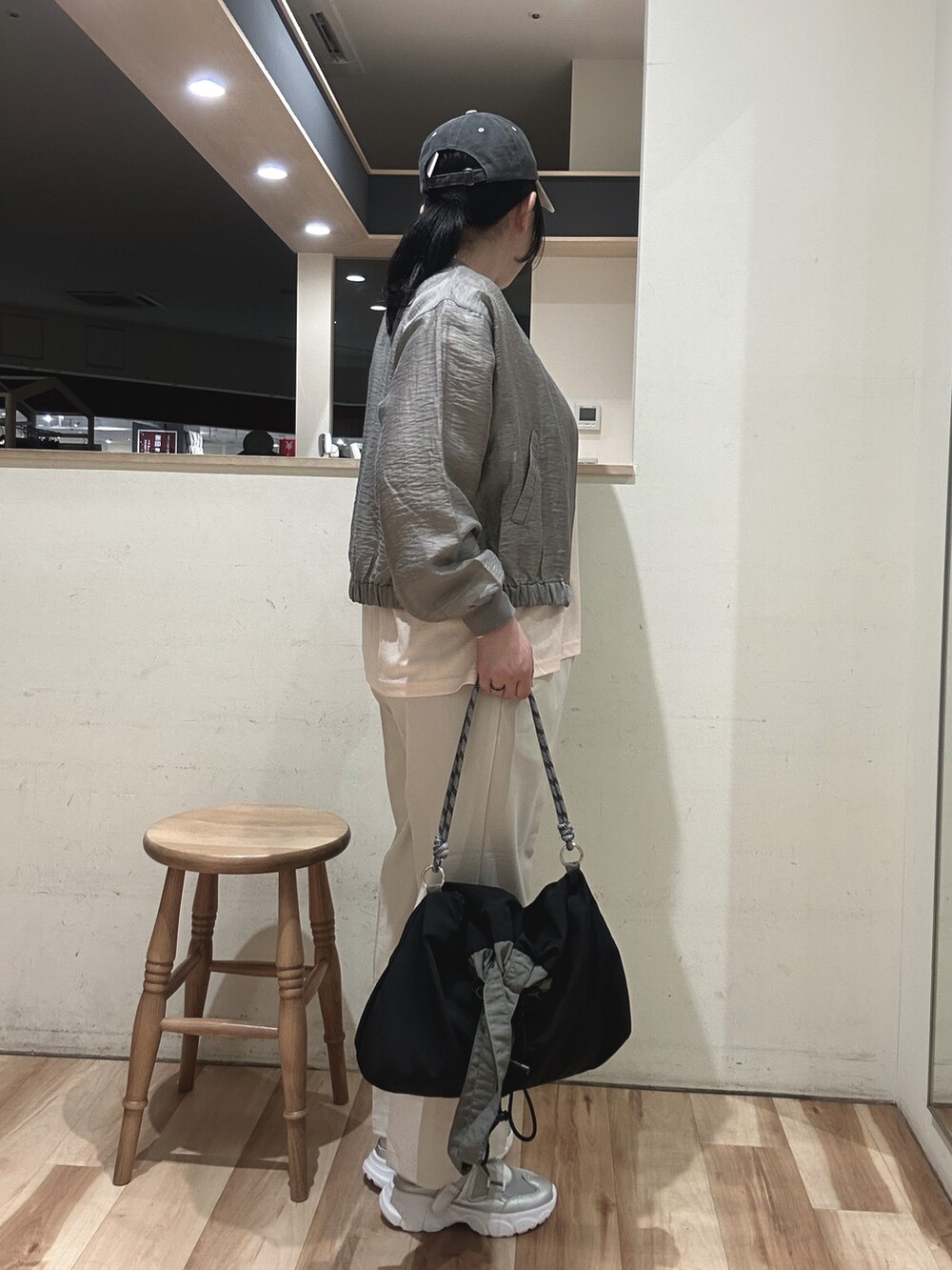 ピンク系のTシャツ/カットソー、ブラック系のハンドバッグ、シルバー系のドレスシューズを着用したレディースの春コーディネートの2枚目の写真