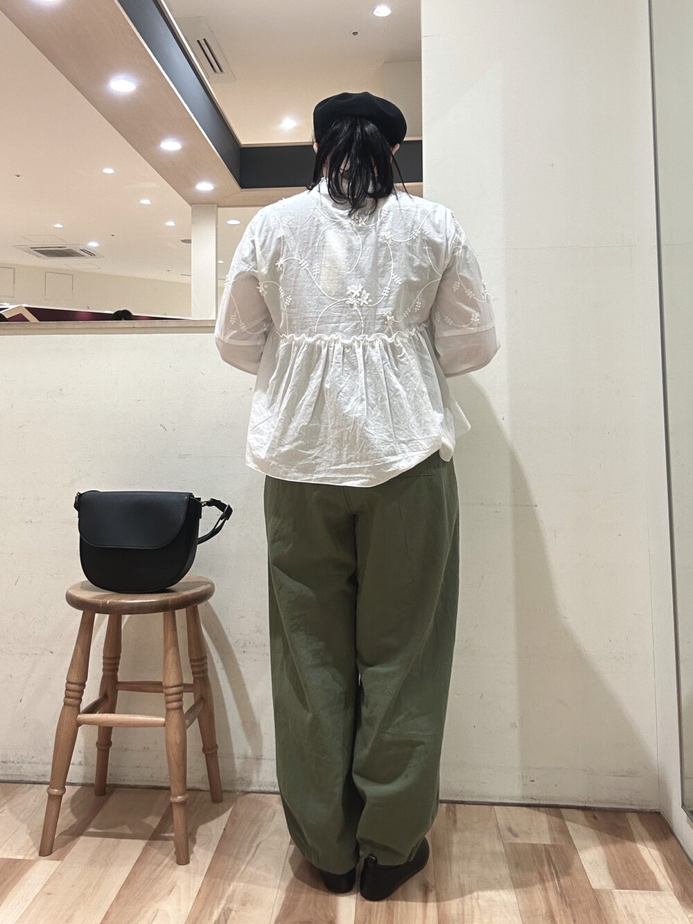 ホワイト系のシャツ/ブラウス、ブラック系のハンドバッグ、ブラック系のドレスシューズを着用したレディースの春コーディネートの3枚目の写真