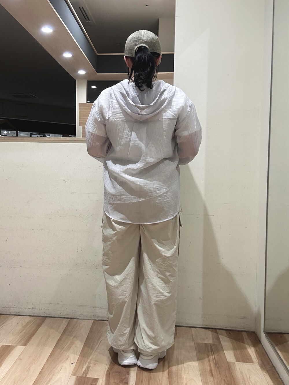 ホワイト系のTシャツ/カットソー、ホワイト系のハンドバッグ、ホワイト系のドレスシューズを着用したレディースの春コーディネートの3枚目の写真