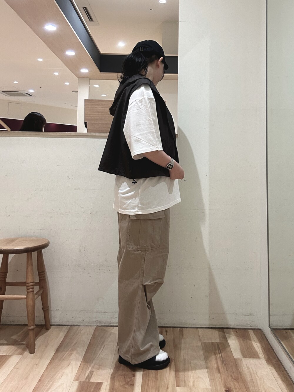 ホワイト系のTシャツ/カットソー、ベージュ系のその他パンツ、グレー系のベストを着用したレディースの春コーディネートの2枚目の写真