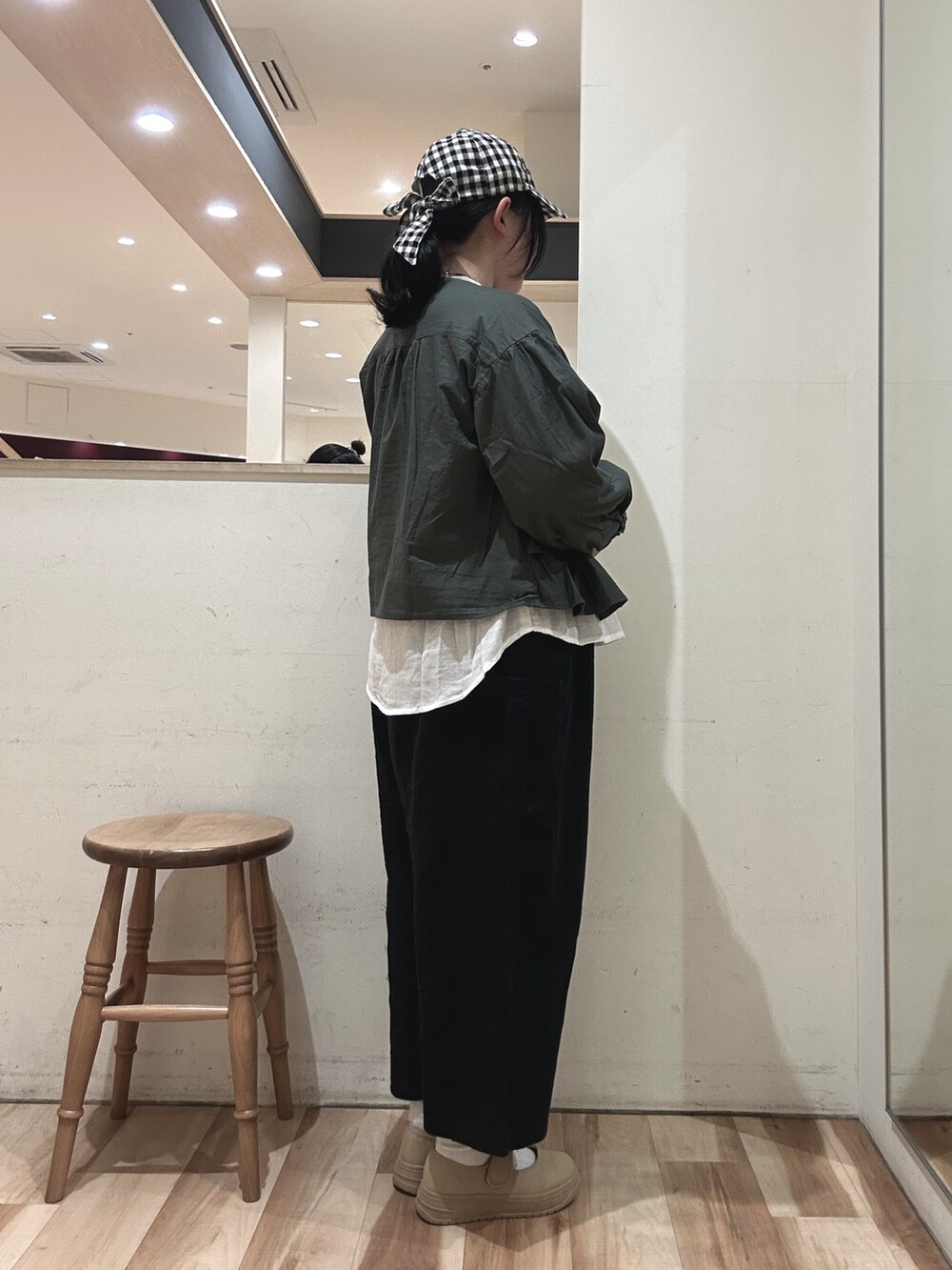 ホワイト系のシャツ/ブラウス、ブラック系のその他パンツ、グリーン系のブルゾンを着用したレディースの春コーディネートの2枚目の写真