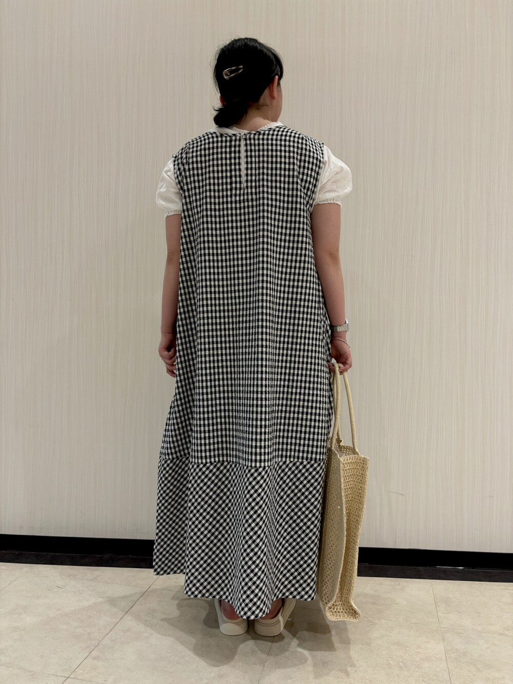 ホワイト系のシャツ/ブラウス、ブラック系のワンピース、ブラウン系のその他パンツを着用したレディースの夏コーディネートの3枚目の写真